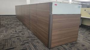 lot 22530 image: Single-Sided Steelcase 4-Unit Cubicles Workstations