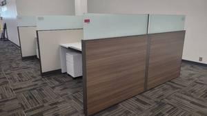 lot 22532 image: Double-Sided Steelcase 4-Unit Cubicle Workstations