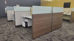 lot 22533 image: Double-Sided Steelcase 4-Unit Cubicle Workstations