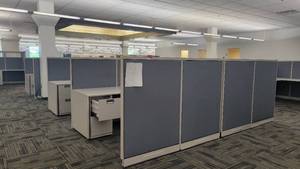 lot 22540 image: Double-Sided Steelcase 8-Unit Cubicle Workstations W L-Shaped Desks