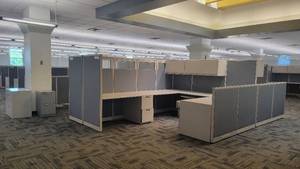 lot 22558 image: Blue Gray Double-Sided Steelcase 4-Unit Cubicle Workstations