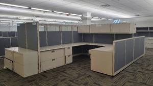 lot 22559 image: Blue Gray Double-Sided Steelcase 4-Unit Cubicle Workstations