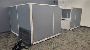 lot 22562 image: 17ft of Blue-Gray Steelcase Cubicle Walls
