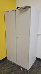 lot 22571 image: Steelcase Storage Cabinet W Adjustable Shelves