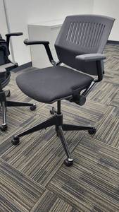 lot 22586 image: Steelcase VECTA Rolling Office Chair W Armrests and Adjustable Heights