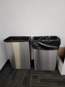 lot 29732 image: Lot of 2 Trash Cans