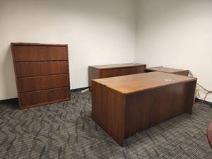 lot 29761 image: 4 Piece Office Furniture