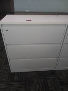 lot 40057 image: Steelcase 3 Drawer Filing Cabinet