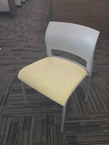lot 40061 image: Lot of 4 Steelcase Office Chairs Yellow and Gray