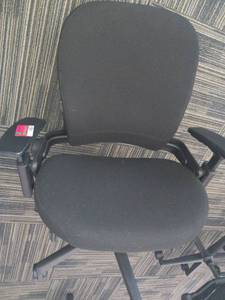 lot 40074 image: Steelcase Wide Black Office Chair