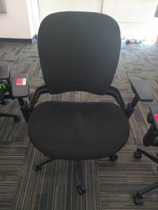 lot 40075 image: Steelcase Wide Black Office Chair