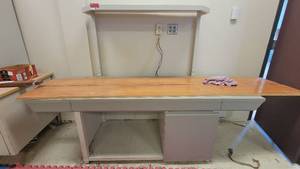 lot 40141 image: Short Metal Workstation W an Upper Shelf