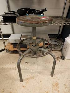 lot 40156 image: Metal Stool
