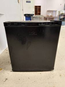 lot 40161 image: Mini Fridge - Needs Cleaned
