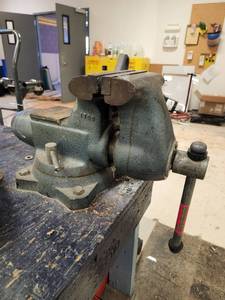 lot 40162 image: 6 in Table Top Vise
