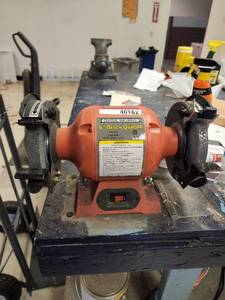 lot 40163 image: 6 Bench Central Machinery Grinder