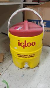 lot 40169 image: Igloo Industrial 2-Gallon Drink Water Dispenser