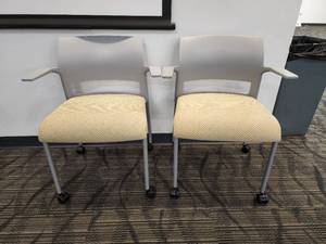 lot 40231 image: Lot of 2 Steelcase Gray Rolling Office Chairs