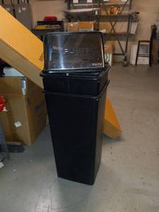 lot 49345 image: Lot of 2 SAFCO Trash Cans With Lids