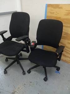 lot 49368 image: Lot of 2 Steelcase Office Chairs