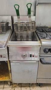 lot 40550 image: Commerical Frymaster 17EFSP Natural Gas Deep Fryer