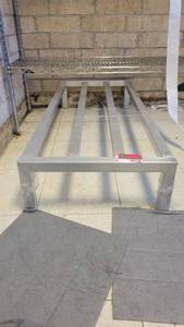 lot 40558 image: 4ft Aluminum Dunnage Rack