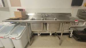 lot 40566 image: Advance Tabco Stainless Steel Sink W a Left and Right Side Drainboard