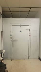 lot 40568 image: 24ft Commerical Walk-in Cooler and Freezer Combo