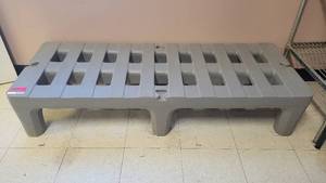 lot 40569 image: 5ft Plastic Dunnage Rack