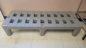 lot 40590 image: 5ft Plastic Dunnage Rack