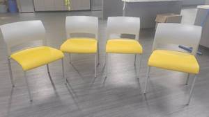 lot 40606 image: Lot of 4 Steelcase Armless Chairs W a Yellow Cushioned Seat