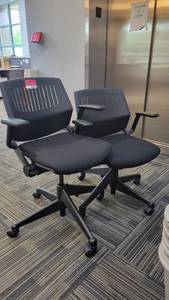 lot 40636 image: Lot of 2 Steelcase Office Chairs