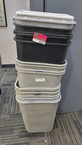 lot 40637 image: Lot of 15 Small Trash Bins