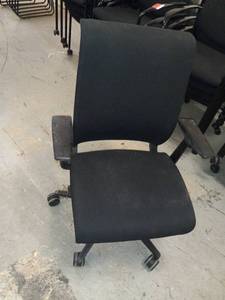 lot 49292 image: Lot of 2 Steelcase Office Chairs