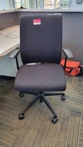 lot 45011 image: Black Steelcase Office Chair