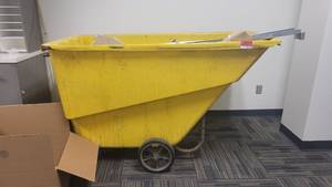 lot 45025 image: Large Rubbermaid Garbage Bin on Wheels