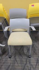 lot 45038 image: Lot of 4 Steelcase Chairs