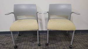 lot 45051 image: Lot of 2 Gray Rolling Steelcase Chairs