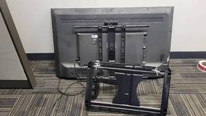 lot 45076 image: Insignia 48in TV