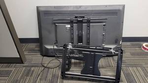 lot 45077 image: Insignia 48in TV