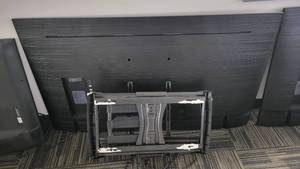 lot 45091 image: Samsung UN55NU7100F Smart LED TV W a Heavy Duty Wall-Mount