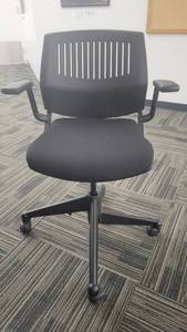 lot 22640 image: Steelcase Office Chair