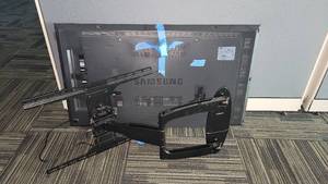 lot 22659 image: 48in Samsung Color Display Unit W a Wall-Mount