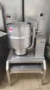 lot 44564 image: Commerical Groen 12 Gallon Tilting Skillet TBD7-40