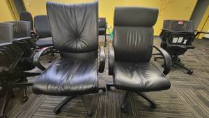 lot 49398 image: Lot of 2 Leather Rolling Office Chairs