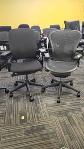lot 49400 image: Lot of 2 Black Rolling Office Chairs