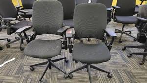 lot 49411 image: Lot of 2 Steelcase Rolling Office Chairs
