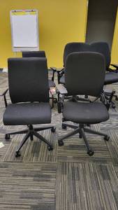 lot 49412 image: Lot of 2 Steelcase Rolling Office Chairs