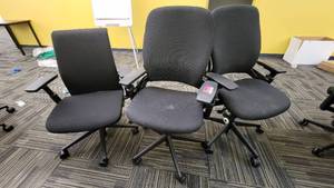 lot 49414 image: Lot of 3 Steelcase Rolling Office Chairs