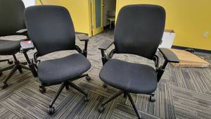 lot 49415 image: Lot of 2 Steelcase Rolling Office Chairs